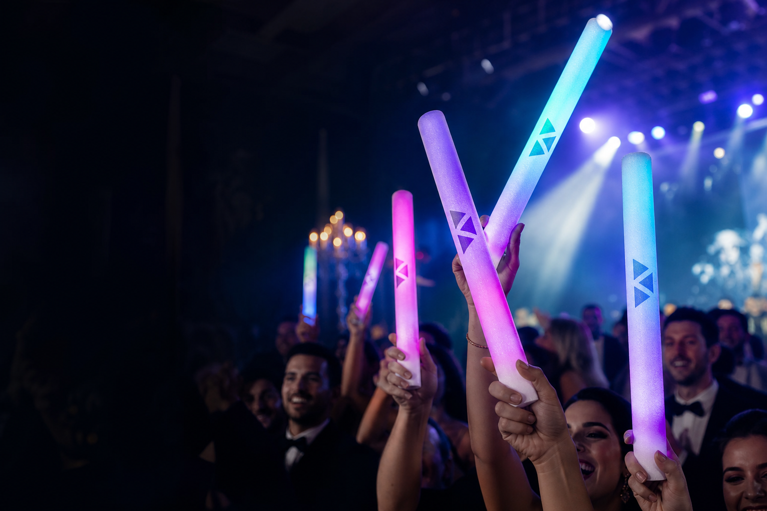 Convidados celebrando com bastões de LED coloridos em um evento